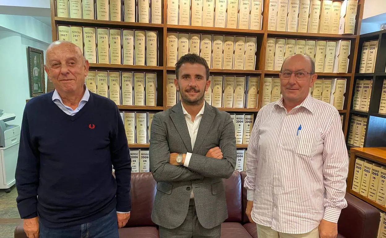 Diego Baeza, ayer entre Julio Scheilch y José María Tejero tras la firma del acuerdo de compra-venta del Real Avilés en una notaría de Gijón. 