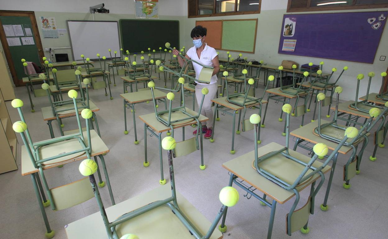 Preparativos para la vuelta al cole de un centro de Oviedo.