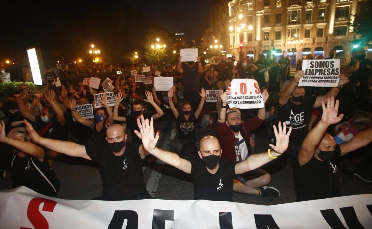 Los trabajadores, durante la protesta por las calles de Oviedo.