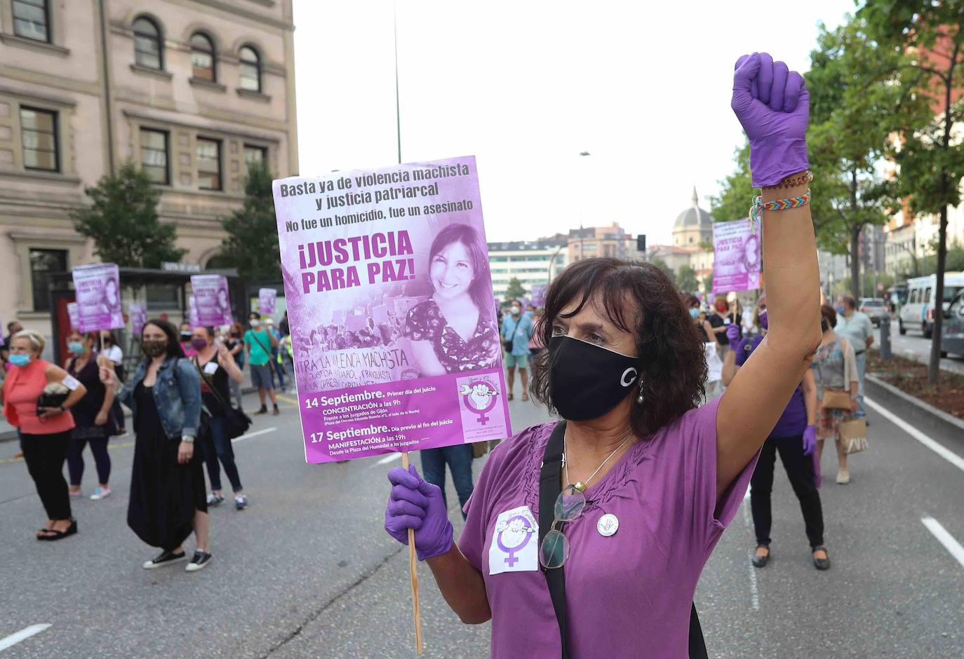 La protesta convocada por el colectivo feminista «Libres y combativas» ha exigido que se condene por asesinato y no por homicidio a Javier Ledo, acusado de la muerte de Paz Fernández Borrego. La manifestación ha discurrido entre la plaza del Humedal y el Palacio de Justicia de Gijón, donde mañana comenzará a deliberar el jurado popular del juicio que se ha desarrollado durante esta semana en la Sección Octava de la Audiencia de Asturias.