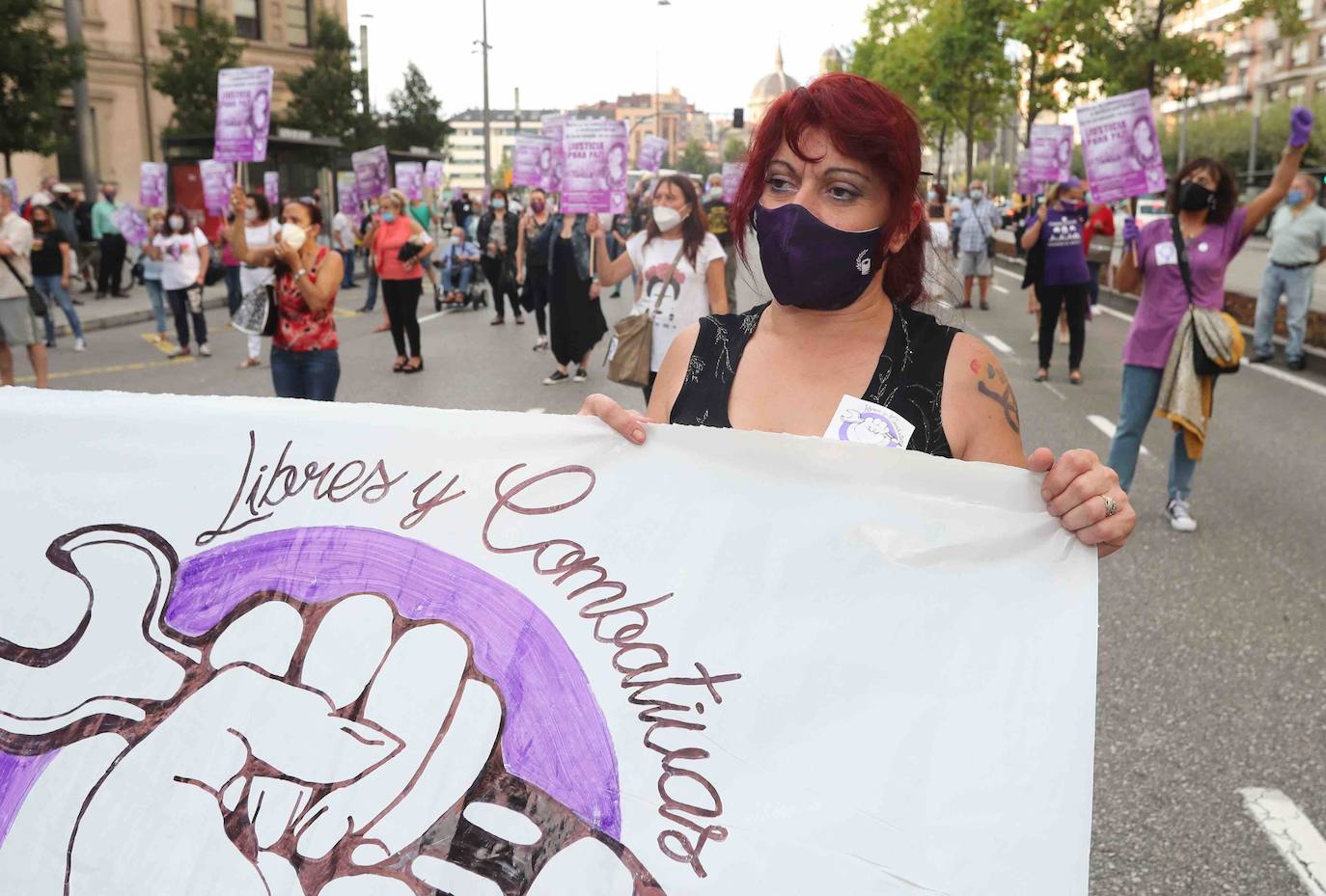 La protesta convocada por el colectivo feminista «Libres y combativas» ha exigido que se condene por asesinato y no por homicidio a Javier Ledo, acusado de la muerte de Paz Fernández Borrego. La manifestación ha discurrido entre la plaza del Humedal y el Palacio de Justicia de Gijón, donde mañana comenzará a deliberar el jurado popular del juicio que se ha desarrollado durante esta semana en la Sección Octava de la Audiencia de Asturias.