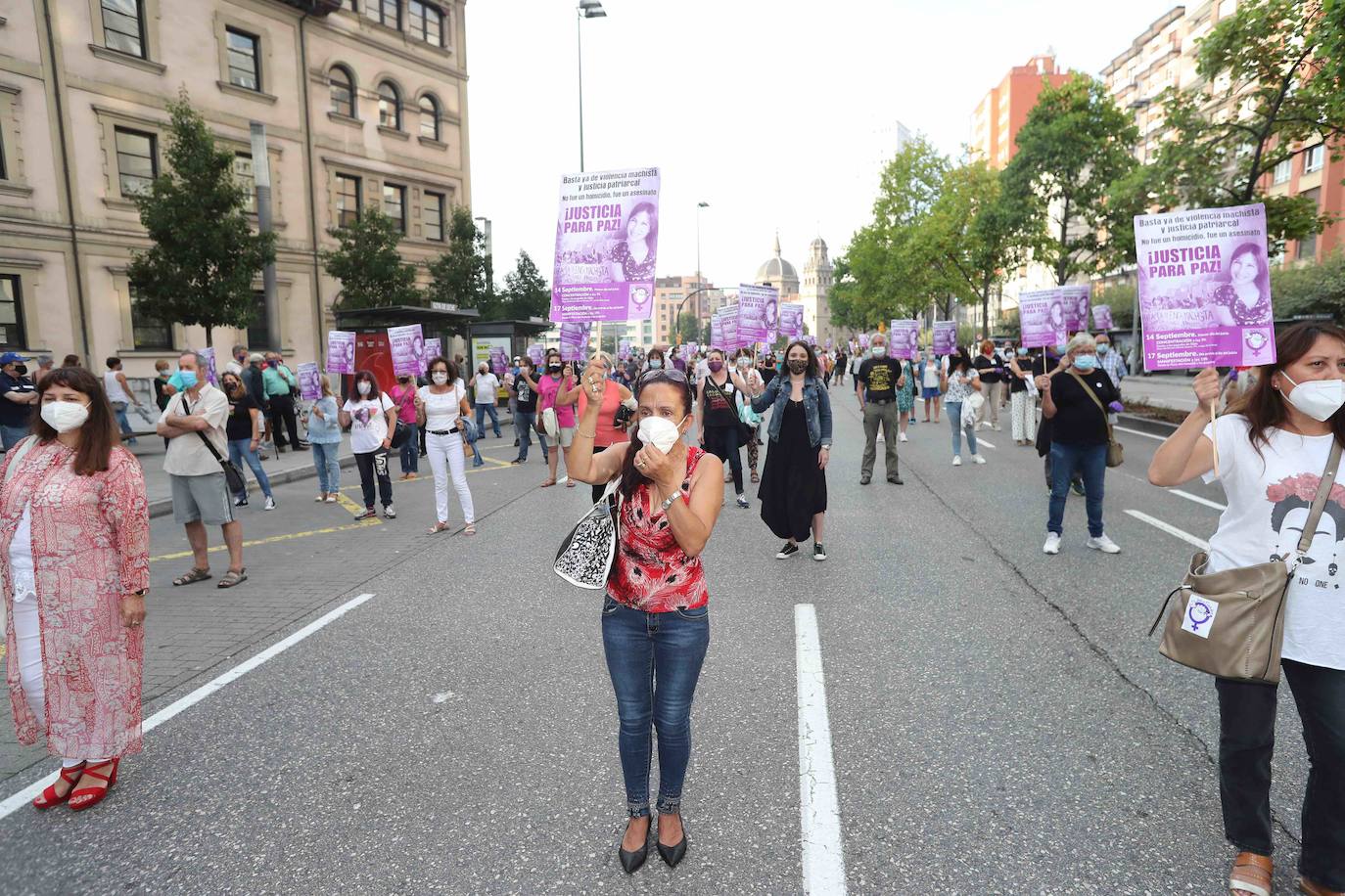 La protesta convocada por el colectivo feminista «Libres y combativas» ha exigido que se condene por asesinato y no por homicidio a Javier Ledo, acusado de la muerte de Paz Fernández Borrego. La manifestación ha discurrido entre la plaza del Humedal y el Palacio de Justicia de Gijón, donde mañana comenzará a deliberar el jurado popular del juicio que se ha desarrollado durante esta semana en la Sección Octava de la Audiencia de Asturias.