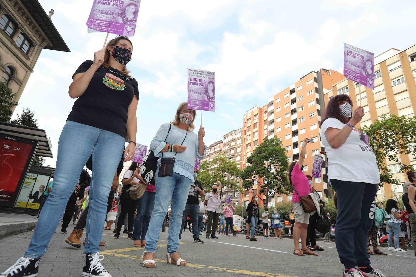 La protesta convocada por el colectivo feminista «Libres y combativas» ha exigido que se condene por asesinato y no por homicidio a Javier Ledo, acusado de la muerte de Paz Fernández Borrego. La manifestación ha discurrido entre la plaza del Humedal y el Palacio de Justicia de Gijón, donde mañana comenzará a deliberar el jurado popular del juicio que se ha desarrollado durante esta semana en la Sección Octava de la Audiencia de Asturias.