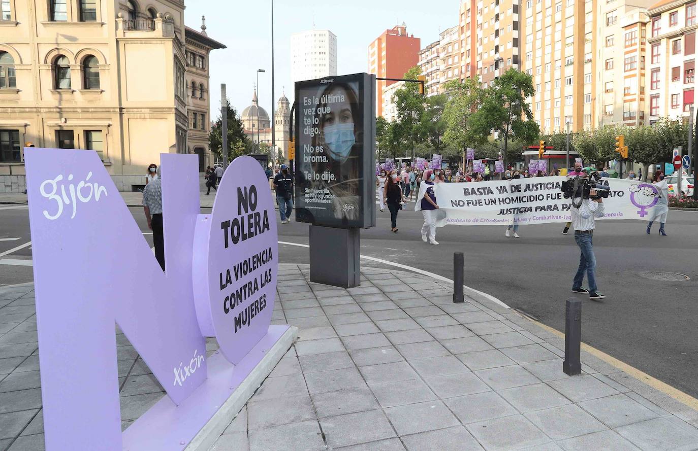 La protesta convocada por el colectivo feminista «Libres y combativas» ha exigido que se condene por asesinato y no por homicidio a Javier Ledo, acusado de la muerte de Paz Fernández Borrego. La manifestación ha discurrido entre la plaza del Humedal y el Palacio de Justicia de Gijón, donde mañana comenzará a deliberar el jurado popular del juicio que se ha desarrollado durante esta semana en la Sección Octava de la Audiencia de Asturias.