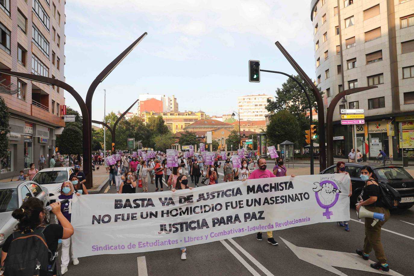 La protesta convocada por el colectivo feminista «Libres y combativas» ha exigido que se condene por asesinato y no por homicidio a Javier Ledo, acusado de la muerte de Paz Fernández Borrego. La manifestación ha discurrido entre la plaza del Humedal y el Palacio de Justicia de Gijón, donde mañana comenzará a deliberar el jurado popular del juicio que se ha desarrollado durante esta semana en la Sección Octava de la Audiencia de Asturias.