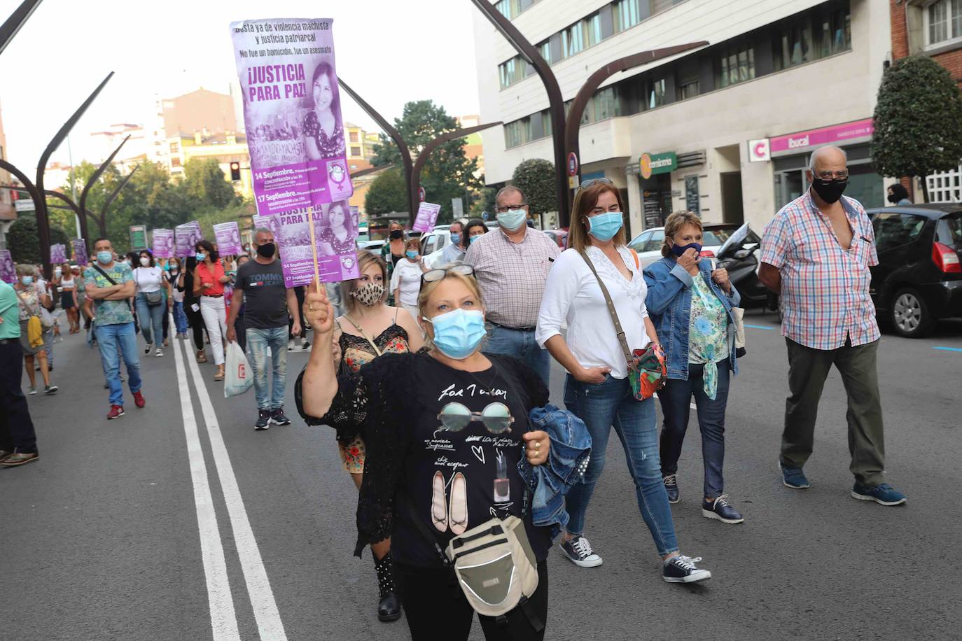 La protesta convocada por el colectivo feminista «Libres y combativas» ha exigido que se condene por asesinato y no por homicidio a Javier Ledo, acusado de la muerte de Paz Fernández Borrego. La manifestación ha discurrido entre la plaza del Humedal y el Palacio de Justicia de Gijón, donde mañana comenzará a deliberar el jurado popular del juicio que se ha desarrollado durante esta semana en la Sección Octava de la Audiencia de Asturias.