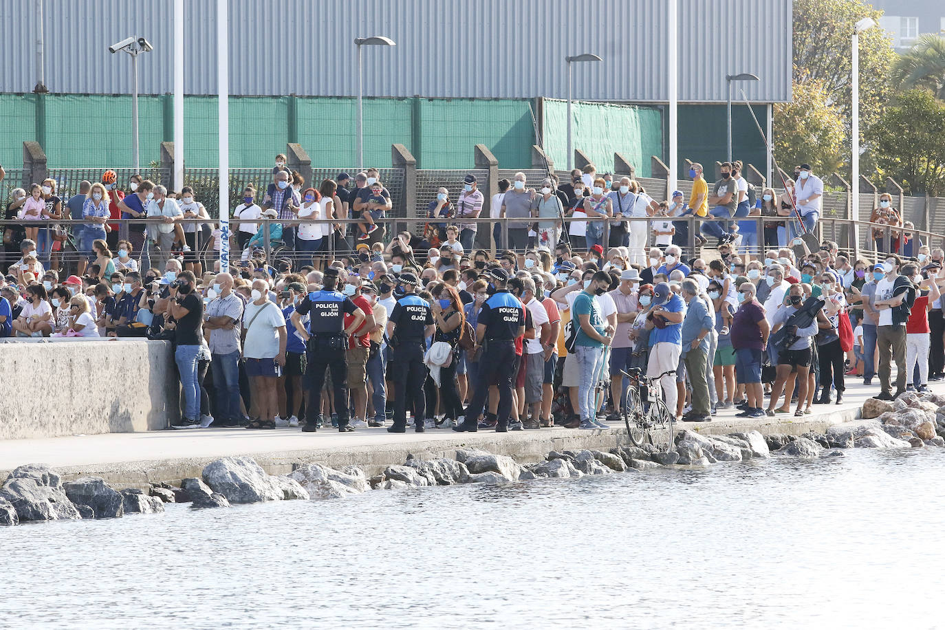 Un gran número de personas se acercaron este viernes a las proximidades del dique del astillero Armón en El Natahoyo, en Gijón, para presenciar la botadura del primer catamarán propulsado por gas del mundo que ha construído para Balearia. 