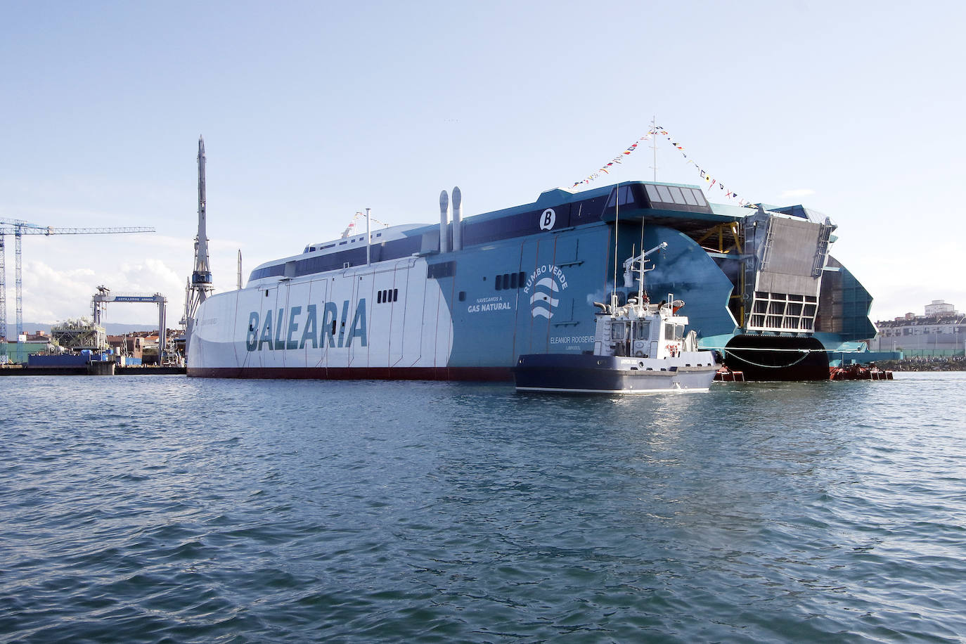 Un gran número de personas se acercaron este viernes a las proximidades del dique del astillero Armón en El Natahoyo, en Gijón, para presenciar la botadura del primer catamarán propulsado por gas del mundo que ha construído para Balearia. 