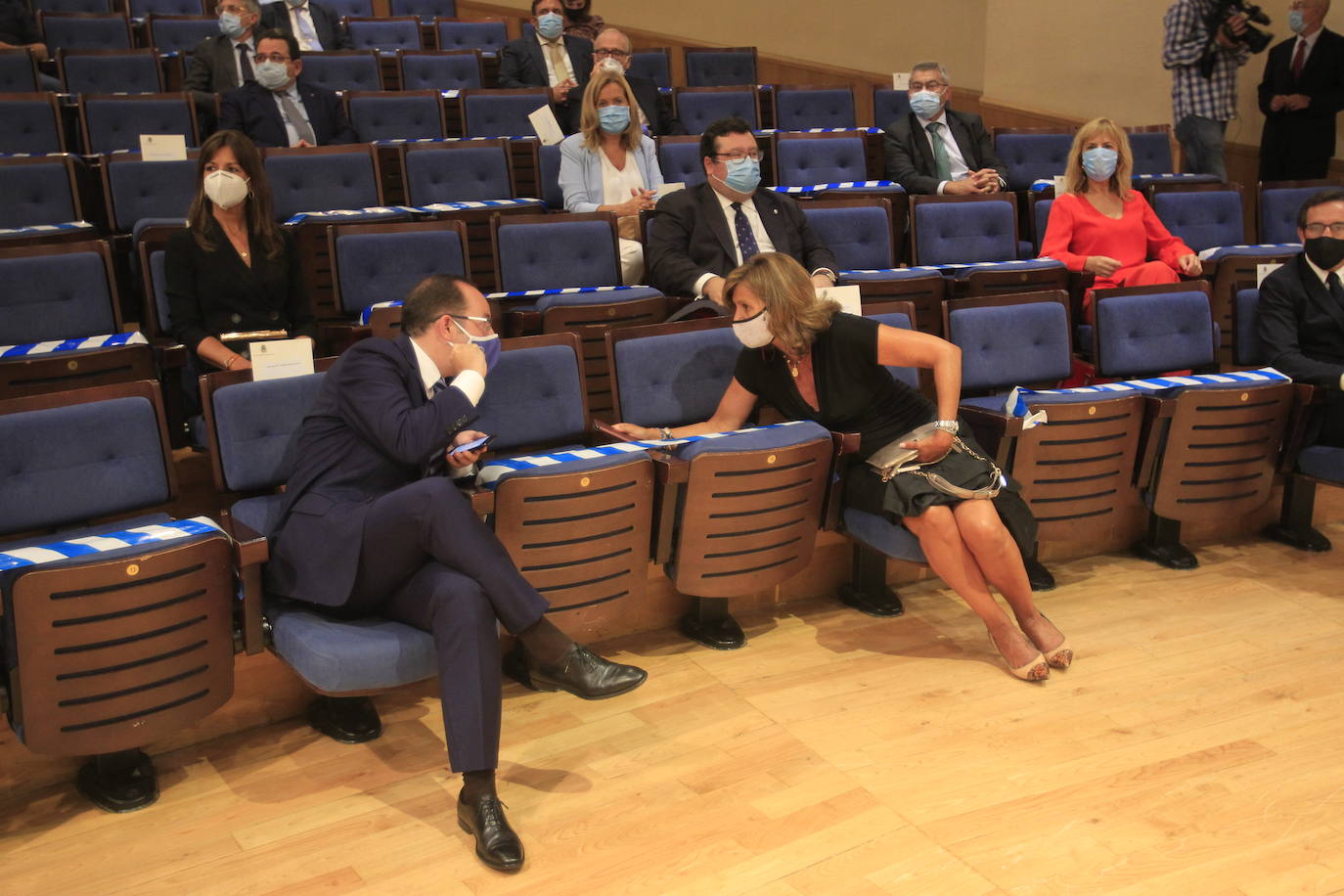 El decano Alfonso López Muñiz fue el encargado de recibir el galardón. 