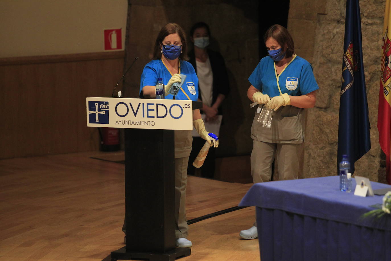 El decano Alfonso López Muñiz fue el encargado de recibir el galardón. 