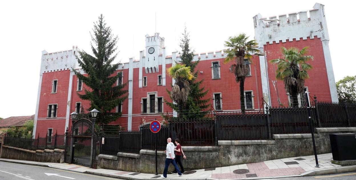 Fachada principal de la Fábrica de Armas de La Vega, que Santa Bárbara Sistemas dejó libre en 2012. 