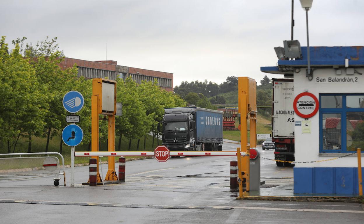 Entrada de la planta de Alu Ibérica en Avilés. 