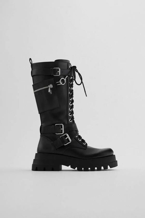 Bota alta acordonada en color negro con bolsillo y hebillas de Zara, 69,95 euros.