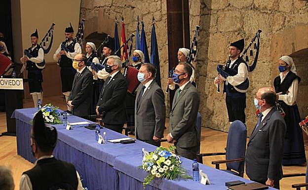 Imagen. Las imágenes del acto de entrega de la Medalla de Oro a la facultad de Medicina de Oviedo. 