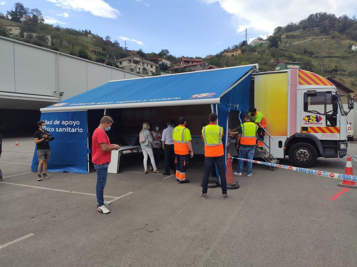 Instalación, ayer por la tarde, del puesto de autocovid en Pola de Laviana . 