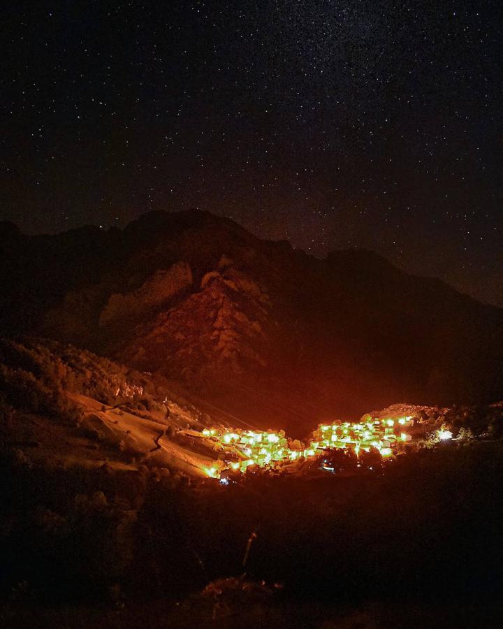 Noche estrellada con vistas al pueblo de Sotres. Foto: Juan Arechaga