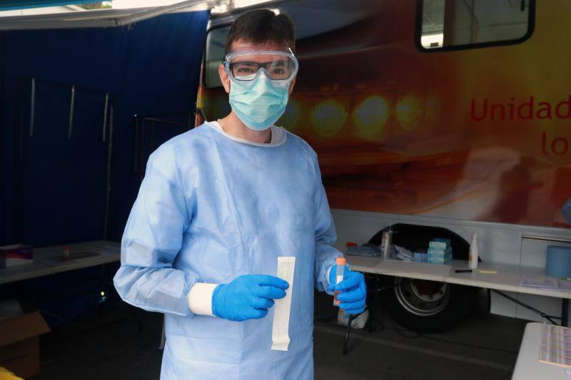 Desde este sábado los sanitarios están realizando las pruebas a los jóvenes de entre 13 y 18 años en el autocovid instalado en el Recinto Ferial.