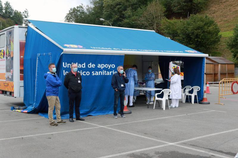 Desde este sábado los sanitarios están realizando las pruebas a los jóvenes de entre 13 y 18 años en el autocovid instalado en el Recinto Ferial.