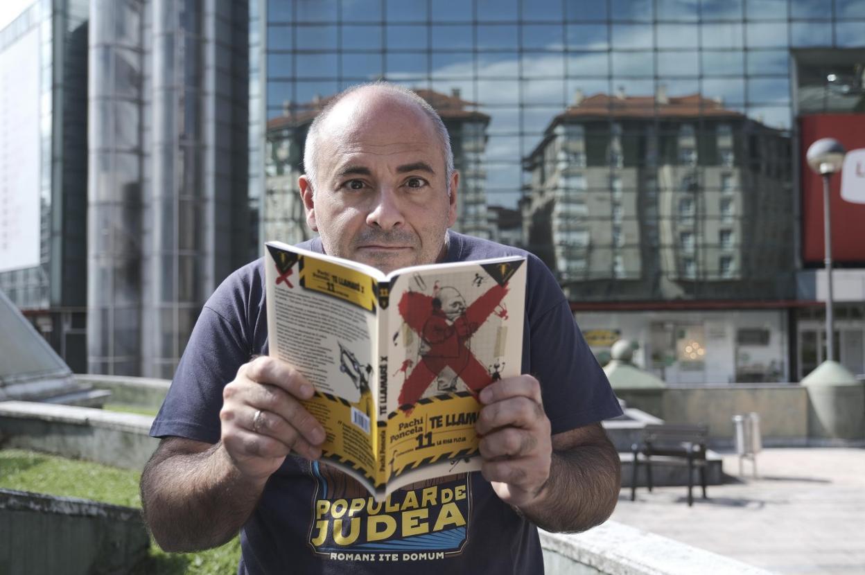 Pachi Poncela, con su libro, en el que simula haber encontrado su perfil. 