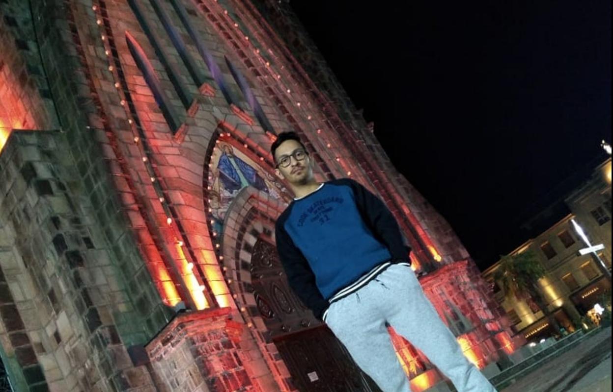 Ricardo Macedo, junto a la catedral de Canela, en Brasil, ciudad en la que reside.