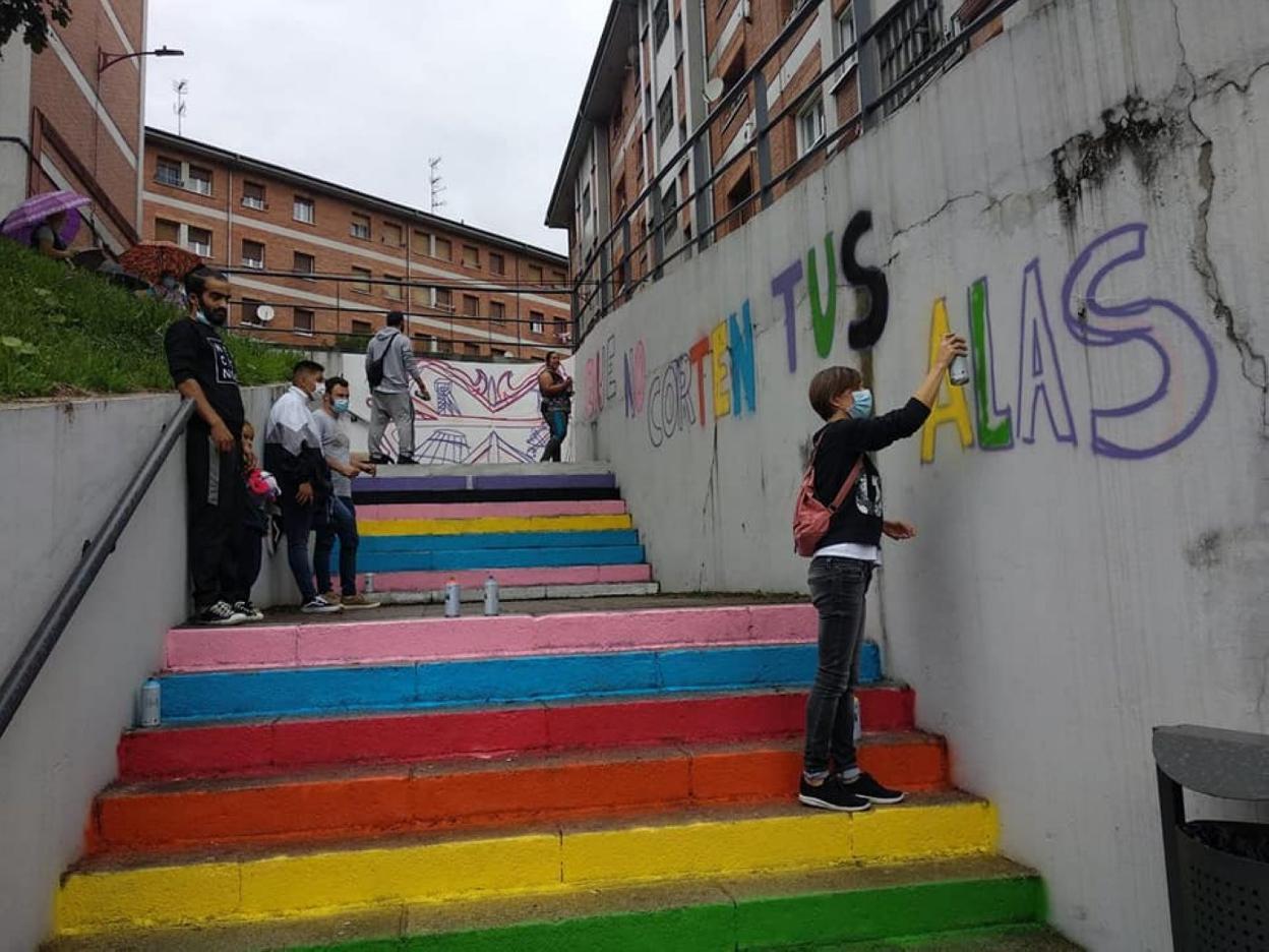 Algunos vecinos de La Joécara, decorando las calles. 