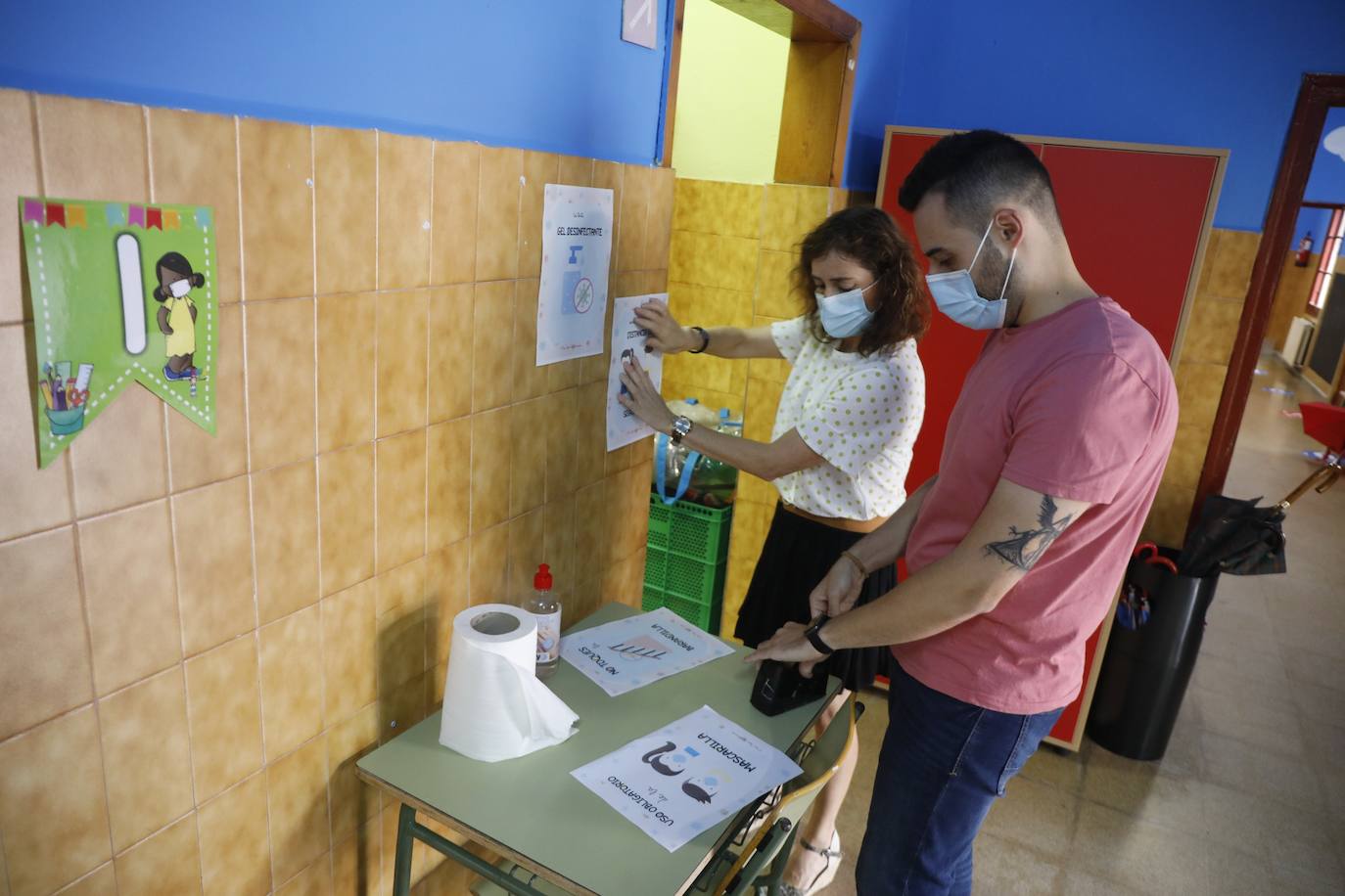 Los docentes ultiman los detalles para que el regreso a las aulas cumpla con los requisitos de seguridad.