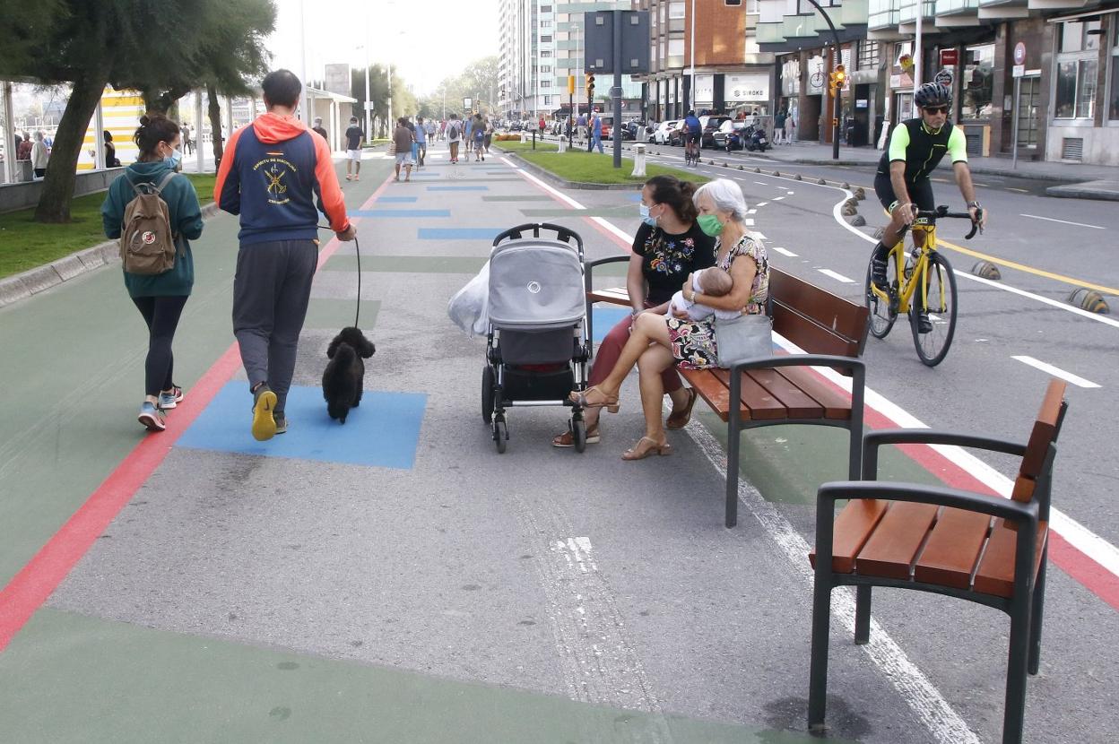 Ambiente ciudadano en el 'cascayu' ayer por la mañana. 