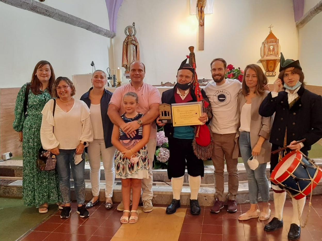 'Fonsu' con su familia en la iglesia de Biedes. 