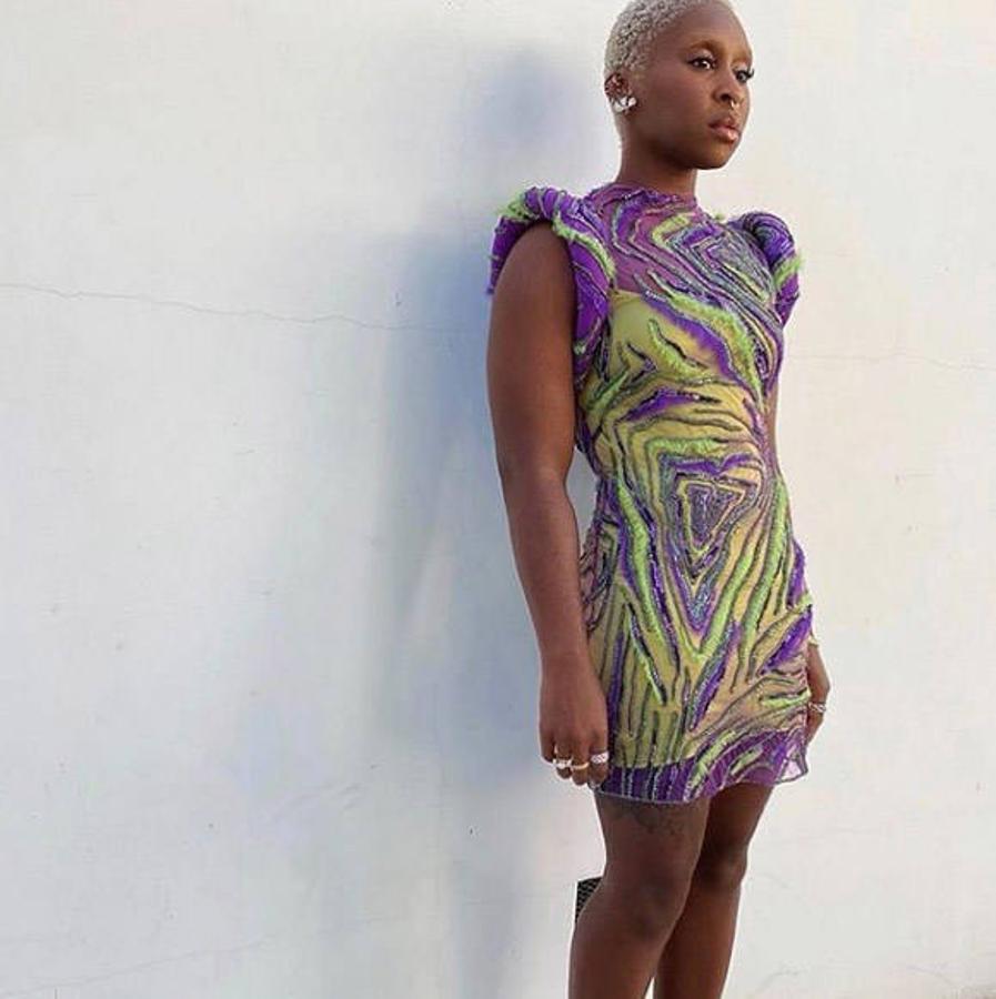 La actriz y cantante Cynthia Erivo lució este vestido corto y estampado con diseño voluminosos en los hombros de Versace.