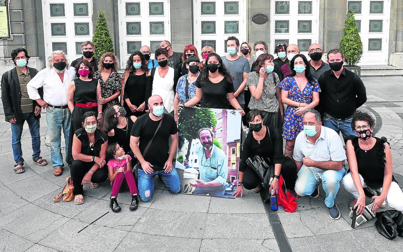 En primera fila, de izquierda a derecha, reunidos para rendirle tributo a José Antonio Lobato, Inma Rodríguez, Cristina Alonso –con Marina Rodríguez en el regazo–, Carlos Mesa, Elisa Lobato –emocionada con la foto de su padre–, Laura Piquero, Eduardo Antuña y Yolanda Rodero. En medio, también por la izquierda, Juan Mortera, Fernando Marrot, Carmen Gloria García, Begoña Faro, Marga Llano, Ángeles Arenas 'Geles', Tere Quirós, Blanca Rouco, Ana Blanco y Fran Sariego. Yarriba, AlejandroRodríguez, José Miguel Díaz, Alberto Rodríguez, Cris Puertas, Marisa Vallejo, Luis Trapiello, Martina Bueno, Manuel Pizarro, José Rico, Juaco Menéndez y Pepe Mieres, ante el Teatro Campoamor. 