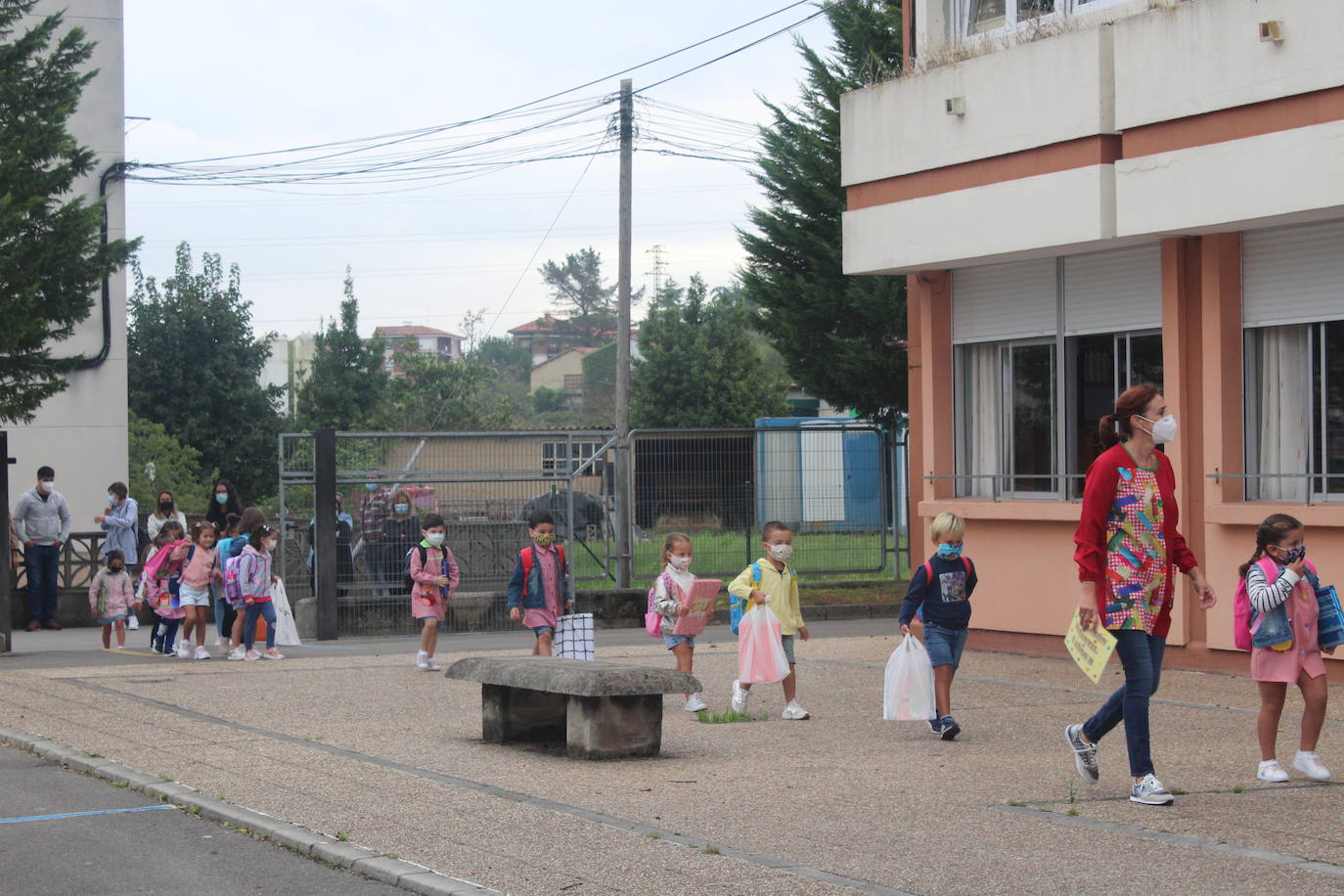 Entradas escalonadas, toma de temperatura e itinerarios marcaso son algunas de las normas de seguridad que han incorporado los centros escolares de Asturias para este nuevo curso, marcado por la pandemia de coronavirus. Ejemplos son el colegio Río Sella de Arriondas y los centros Celestino Montoto y Maestro Arregui de Pola de Siero.