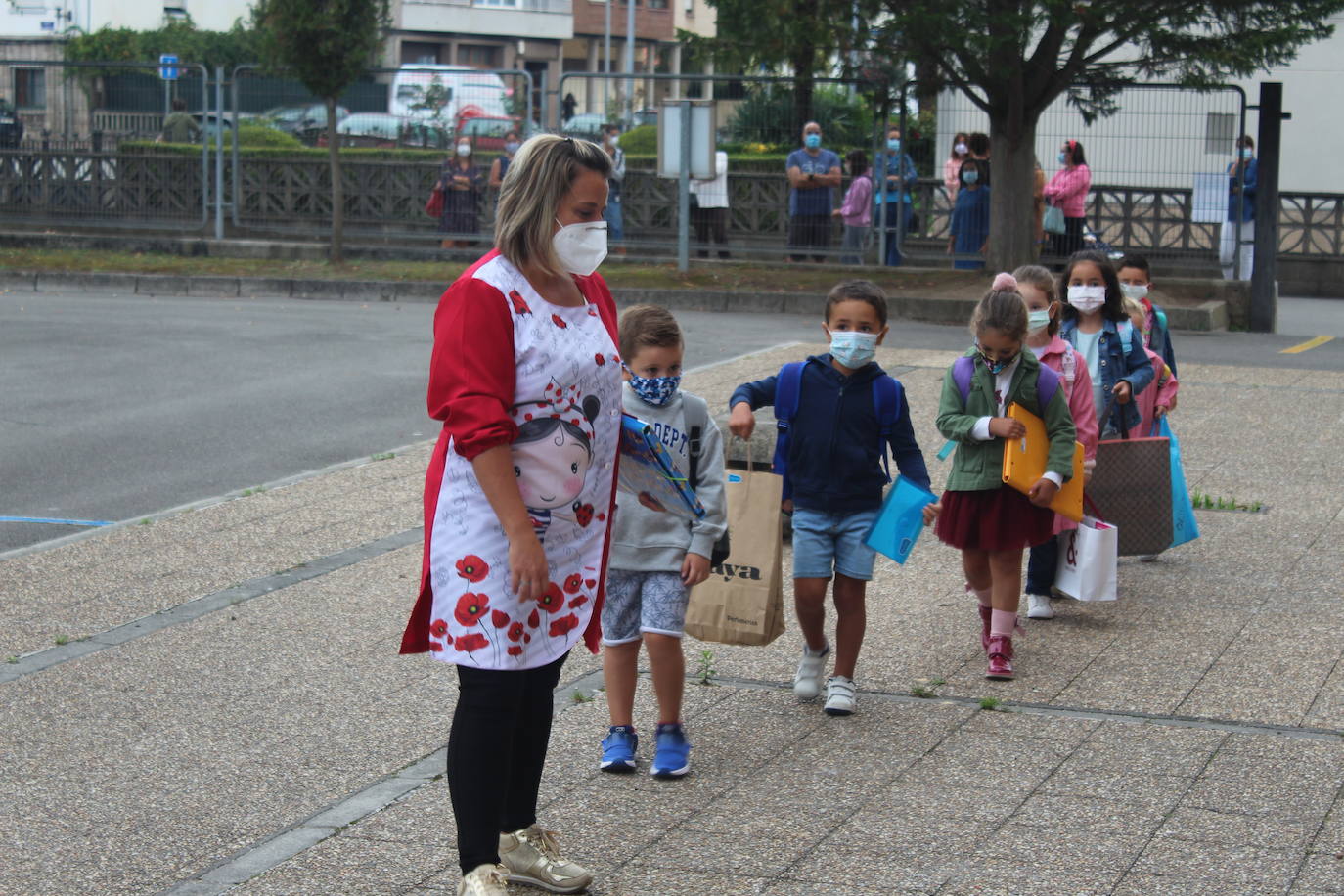 Entradas escalonadas, toma de temperatura e itinerarios marcaso son algunas de las normas de seguridad que han incorporado los centros escolares de Asturias para este nuevo curso, marcado por la pandemia de coronavirus. Ejemplos son el colegio Río Sella de Arriondas y los centros Celestino Montoto y Maestro Arregui de Pola de Siero.