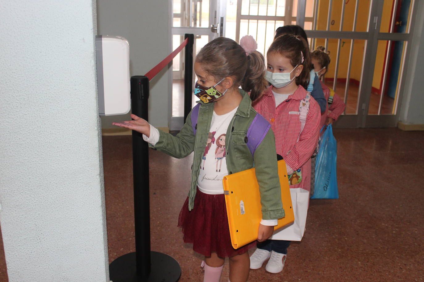 Entradas escalonadas, toma de temperatura e itinerarios marcaso son algunas de las normas de seguridad que han incorporado los centros escolares de Asturias para este nuevo curso, marcado por la pandemia de coronavirus. Ejemplos son el colegio Río Sella de Arriondas y los centros Celestino Montoto y Maestro Arregui de Pola de Siero.