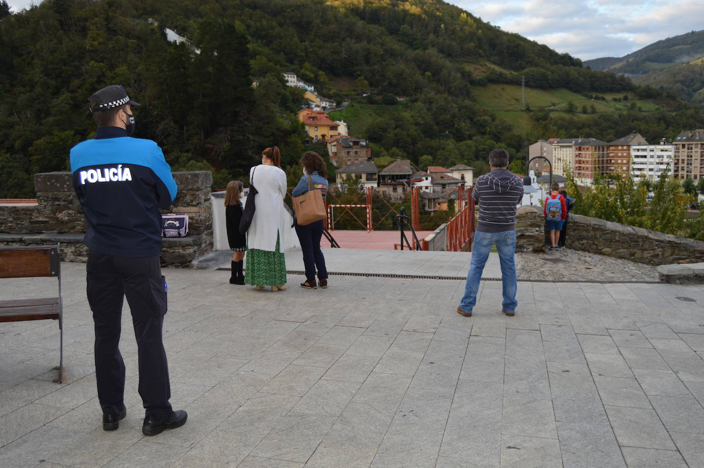 Entradas escalonadas, toma de temperatura e itinerarios marcaso son algunas de las normas de seguridad que han incorporado los centros escolares de Asturias para este nuevo curso, marcado por la pandemia de coronavirus. Ejemplos son el colegio Río Sella de Arriondas y los centros Celestino Montoto y Maestro Arregui de Pola de Siero.