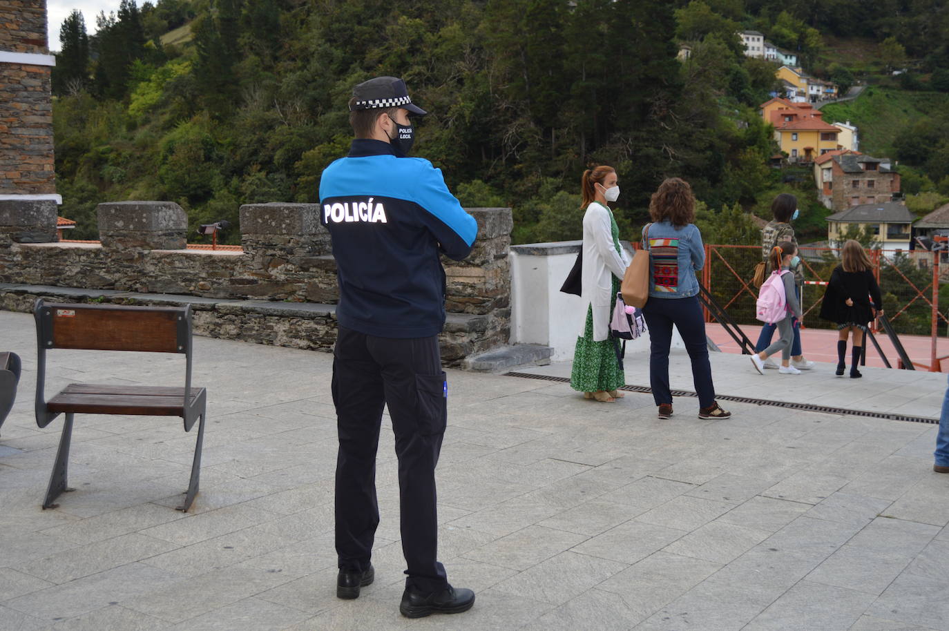 Entradas escalonadas, toma de temperatura e itinerarios marcaso son algunas de las normas de seguridad que han incorporado los centros escolares de Asturias para este nuevo curso, marcado por la pandemia de coronavirus. Ejemplos son el colegio Río Sella de Arriondas y los centros Celestino Montoto y Maestro Arregui de Pola de Siero.