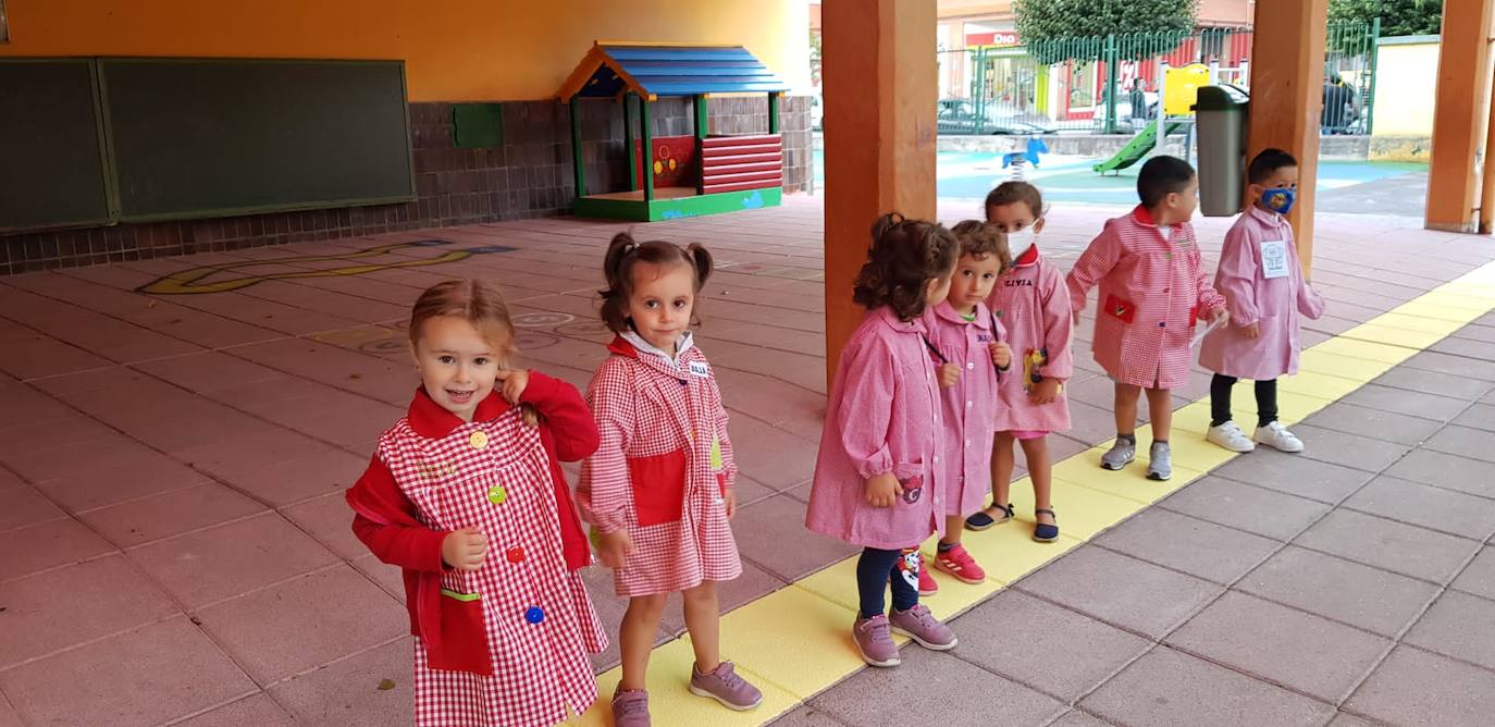 Entradas escalonadas, toma de temperatura e itinerarios marcaso son algunas de las normas de seguridad que han incorporado los centros escolares de Asturias para este nuevo curso, marcado por la pandemia de coronavirus. Ejemplos son el colegio Río Sella de Arriondas y los centros Celestino Montoto y Maestro Arregui de Pola de Siero.