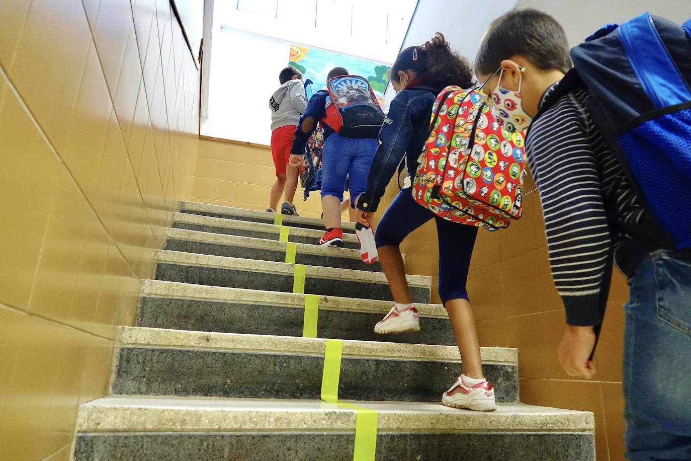 Entradas escalonadas, toma de temperatura e itinerarios marcaso son algunas de las normas de seguridad que han incorporado los centros escolares de Asturias para este nuevo curso, marcado por la pandemia de coronavirus. Ejemplos son el colegio Río Sella de Arriondas y los centros Celestino Montoto y Maestro Arregui de Pola de Siero.