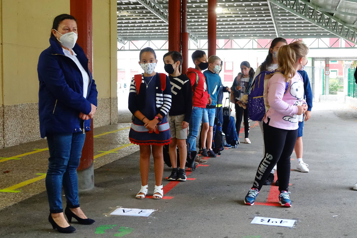 Entradas escalonadas, toma de temperatura e itinerarios marcaso son algunas de las normas de seguridad que han incorporado los centros escolares de Asturias para este nuevo curso, marcado por la pandemia de coronavirus. Ejemplos son el colegio Río Sella de Arriondas y los centros Celestino Montoto y Maestro Arregui de Pola de Siero.