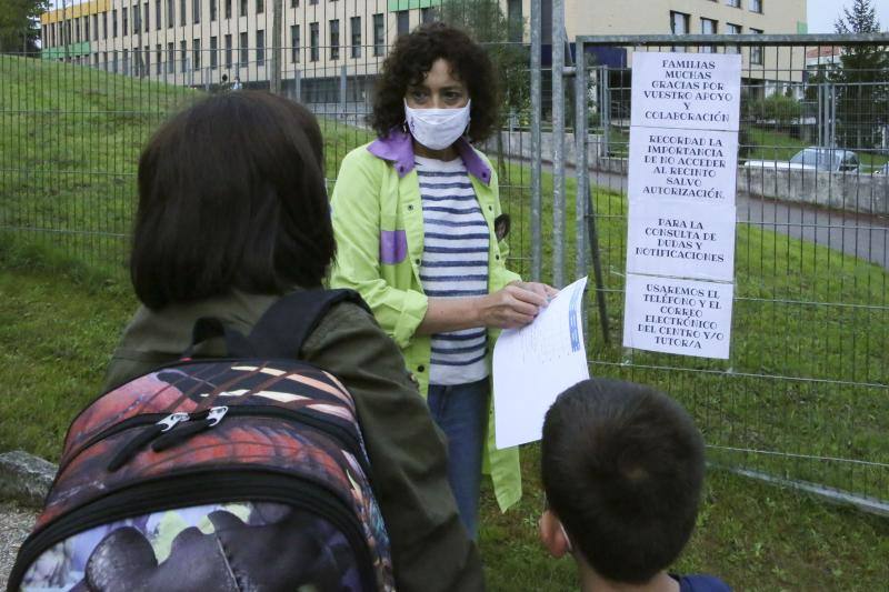 Entradas escalonadas, toma de temperatura e itinerarios marcaso son algunas de las normas de seguridad que han incorporado los centros escolares de Asturias para este nuevo curso, marcado por la pandemia de coronavirus. Ejemplos son el colegio Río Sella de Arriondas y los centros Celestino Montoto y Maestro Arregui de Pola de Siero.