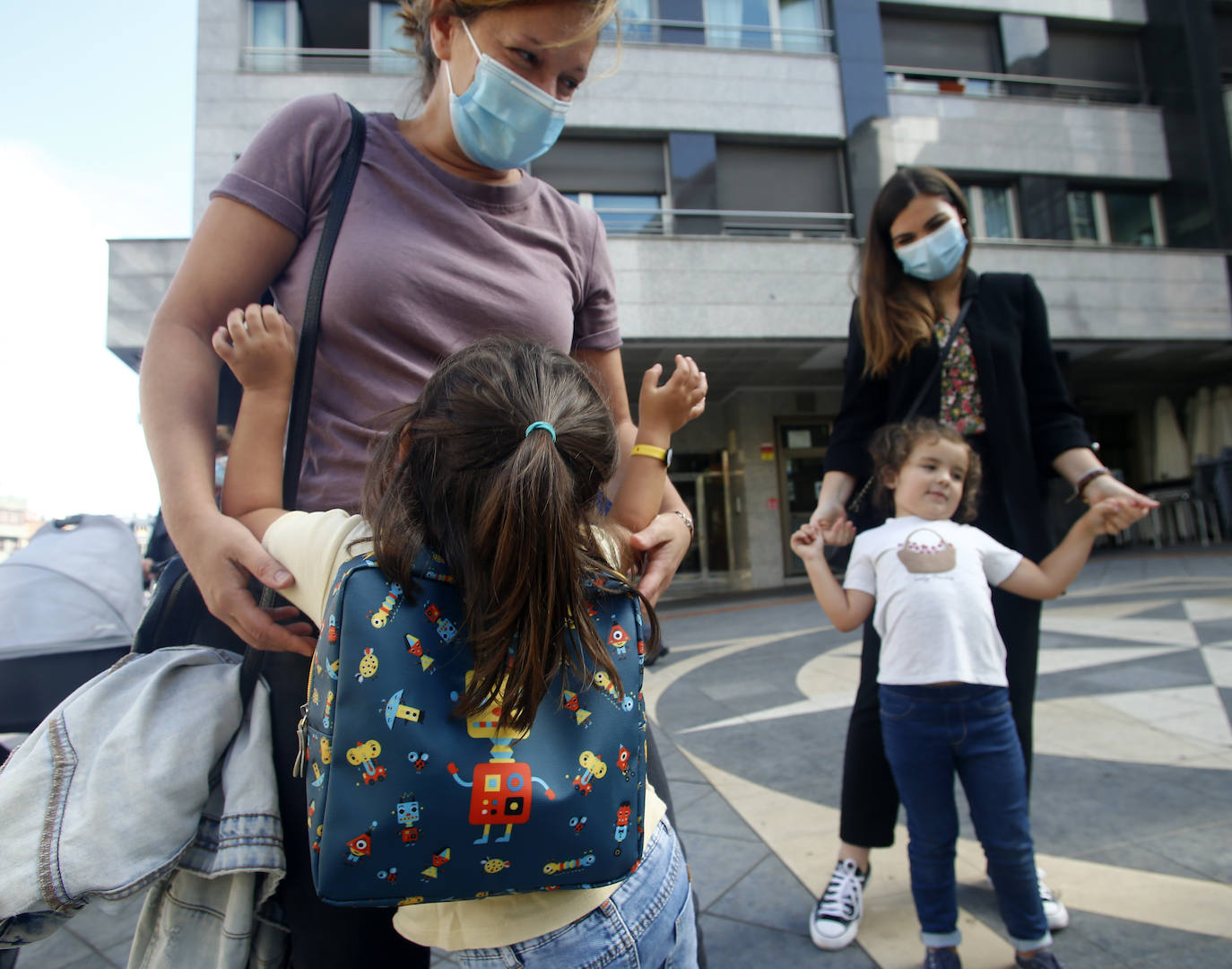 Casi 64.000 niños y niñas de Infantil y Primaria han regresado a las aulas asturianas este martes, en una jornada en la que en todos los colegios se respiraba un ambiente de nerviosismo e incertidumbre, pero también de emoción. Ataviados con mascarillas, haciendo uso de gel hidroalcohólico y pasando un control de temperatura, los más pequeños de Asturias han entrado en los colegios seis meses después de que los centros educativos cerraran de forma prematura a causa de la pandemia de coronavirus. 