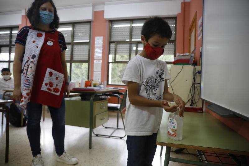 Casi 64.000 niños y niñas de Infantil y Primaria han regresado a las aulas asturianas este martes, en una jornada en la que en todos los colegios se respiraba un ambiente de nerviosismo e incertidumbre, pero también de emoción. Ataviados con mascarillas, haciendo uso de gel hidroalcohólico y pasando un control de temperatura, los más pequeños de Asturias han entrado en los colegios seis meses después de que los centros educativos cerraran de forma prematura a causa de la pandemia de coronavirus. 