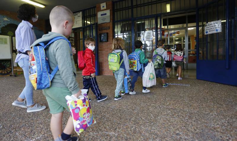 Casi 64.000 niños y niñas de Infantil y Primaria han regresado a las aulas asturianas este martes, en una jornada en la que en todos los colegios se respiraba un ambiente de nerviosismo e incertidumbre, pero también de emoción. Ataviados con mascarillas, haciendo uso de gel hidroalcohólico y pasando un control de temperatura, los más pequeños de Asturias han entrado en los colegios seis meses después de que los centros educativos cerraran de forma prematura a causa de la pandemia de coronavirus. 