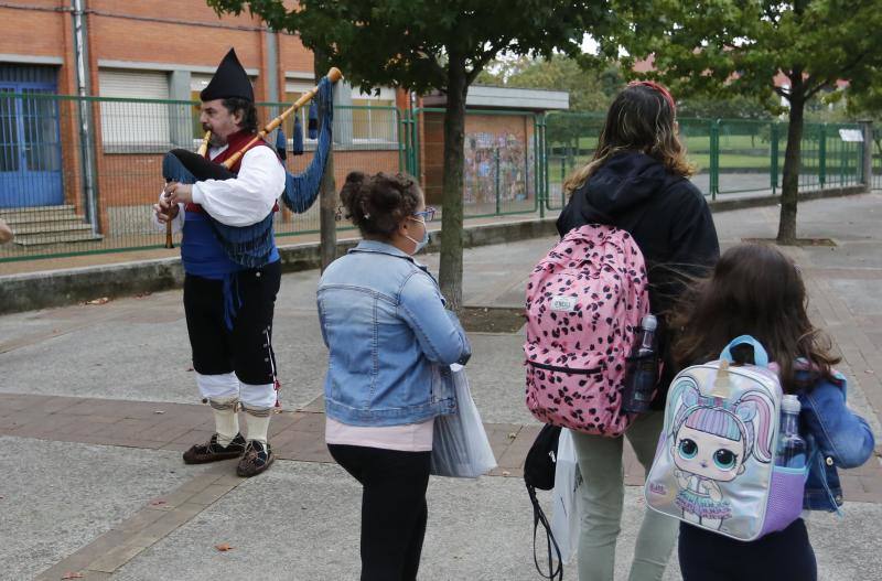 Casi 64.000 niños y niñas de Infantil y Primaria han regresado a las aulas asturianas este martes, en una jornada en la que en todos los colegios se respiraba un ambiente de nerviosismo e incertidumbre, pero también de emoción. Ataviados con mascarillas, haciendo uso de gel hidroalcohólico y pasando un control de temperatura, los más pequeños de Asturias han entrado en los colegios seis meses después de que los centros educativos cerraran de forma prematura a causa de la pandemia de coronavirus. 