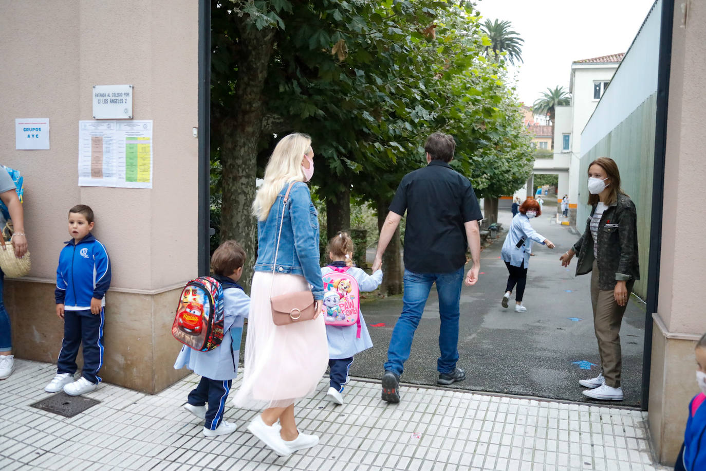 Casi 64.000 niños y niñas de Infantil y Primaria han regresado a las aulas asturianas este martes, en una jornada en la que en todos los colegios se respiraba un ambiente de nerviosismo e incertidumbre, pero también de emoción. Ataviados con mascarillas, haciendo uso de gel hidroalcohólico y pasando un control de temperatura, los más pequeños de Asturias han entrado en los colegios seis meses después de que los centros educativos cerraran de forma prematura a causa de la pandemia de coronavirus. 