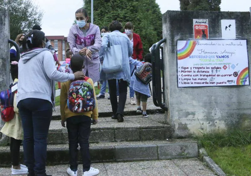 Casi 64.000 niños y niñas de Infantil y Primaria han regresado a las aulas asturianas este martes, en una jornada en la que en todos los colegios se respiraba un ambiente de nerviosismo e incertidumbre, pero también de emoción. Ataviados con mascarillas, haciendo uso de gel hidroalcohólico y pasando un control de temperatura, los más pequeños de Asturias han entrado en los colegios seis meses después de que los centros educativos cerraran de forma prematura a causa de la pandemia de coronavirus. 