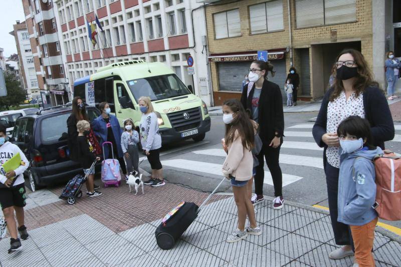 Casi 64.000 niños y niñas de Infantil y Primaria han regresado a las aulas asturianas este martes, en una jornada en la que en todos los colegios se respiraba un ambiente de nerviosismo e incertidumbre, pero también de emoción. Ataviados con mascarillas, haciendo uso de gel hidroalcohólico y pasando un control de temperatura, los más pequeños de Asturias han entrado en los colegios seis meses después de que los centros educativos cerraran de forma prematura a causa de la pandemia de coronavirus. 