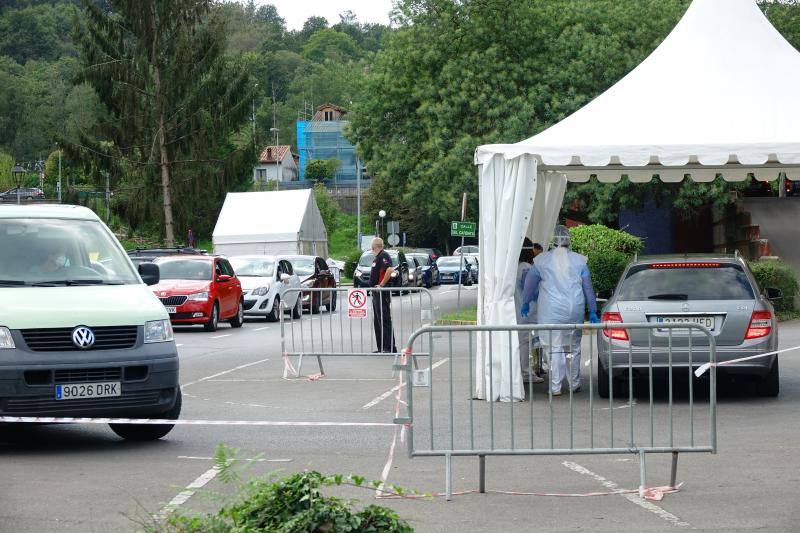 Los alumnos de Secundaria, Bachillerato y Formación Profesional del Principado de Asturias regresarán a las aulas el próximo lunes, 28 de septiembre. El profesorado del Principado ya han comenzado a realizarse las pruebas de detección del coronavirus y este martes se han producido largas colas en el Hospital de Oriente. 