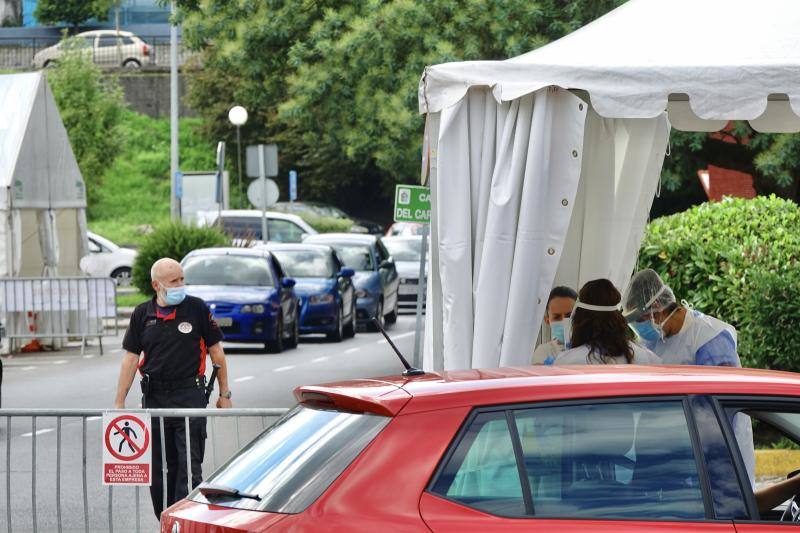 Los alumnos de Secundaria, Bachillerato y Formación Profesional del Principado de Asturias regresarán a las aulas el próximo lunes, 28 de septiembre. El profesorado del Principado ya han comenzado a realizarse las pruebas de detección del coronavirus y este martes se han producido largas colas en el Hospital de Oriente. 