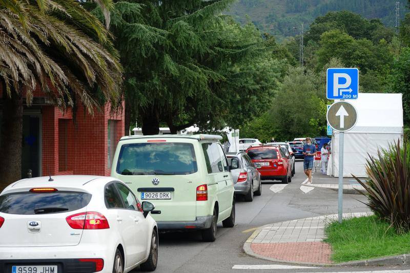 Los alumnos de Secundaria, Bachillerato y Formación Profesional del Principado de Asturias regresarán a las aulas el próximo lunes, 28 de septiembre. El profesorado del Principado ya han comenzado a realizarse las pruebas de detección del coronavirus y este martes se han producido largas colas en el Hospital de Oriente. 