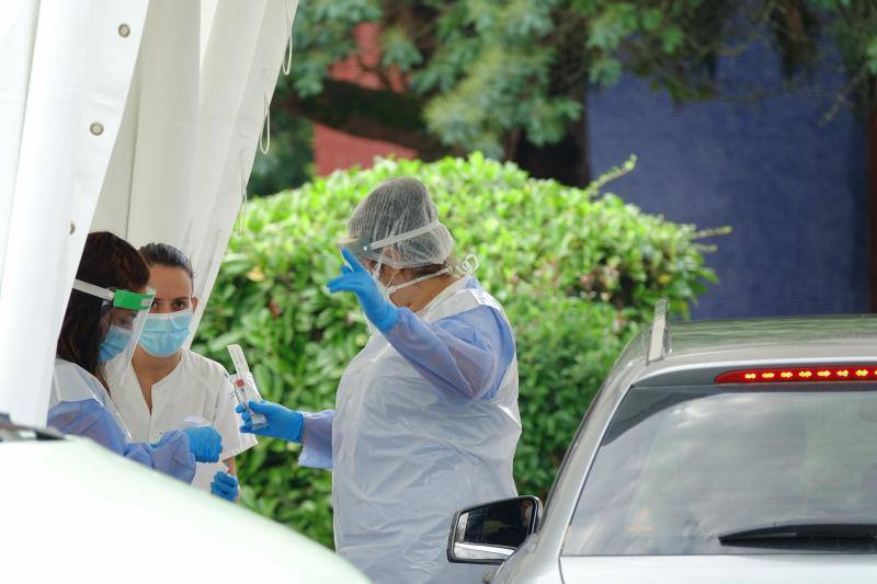 Los alumnos de Secundaria, Bachillerato y Formación Profesional del Principado de Asturias regresarán a las aulas el próximo lunes, 28 de septiembre. El profesorado del Principado ya han comenzado a realizarse las pruebas de detección del coronavirus y este martes se han producido largas colas en el Hospital de Oriente. 